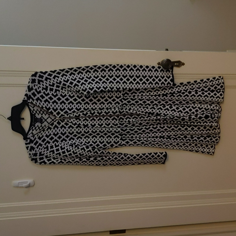 Beautiful zippered long sleeve black and white dress